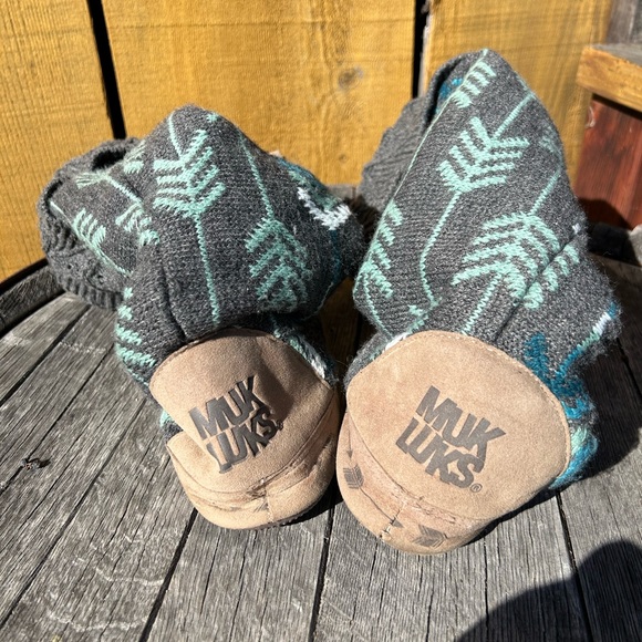 Sz M 7-8 Mukluk slipper booties. Well loved with very cool details. See photos - Picture 6 of 7